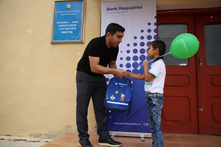 “Bank Respublika” Horadiz qəsəbəsindəki məktəbliləri sevindirib