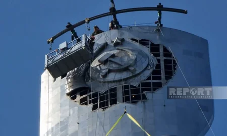 Kyiv dismantling USSR coat of arms from Ukraine's highest monument - Photos