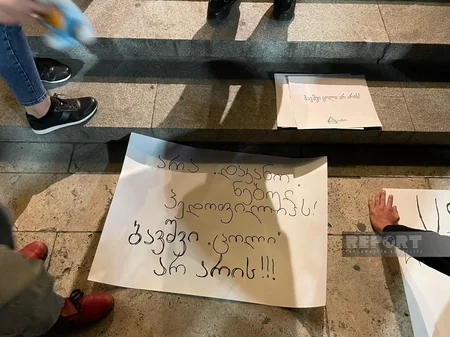 Tbilisidə parlamentin qarşısında Gürcüstanda erkən nikahla bağlı aksiya təşkil edilib