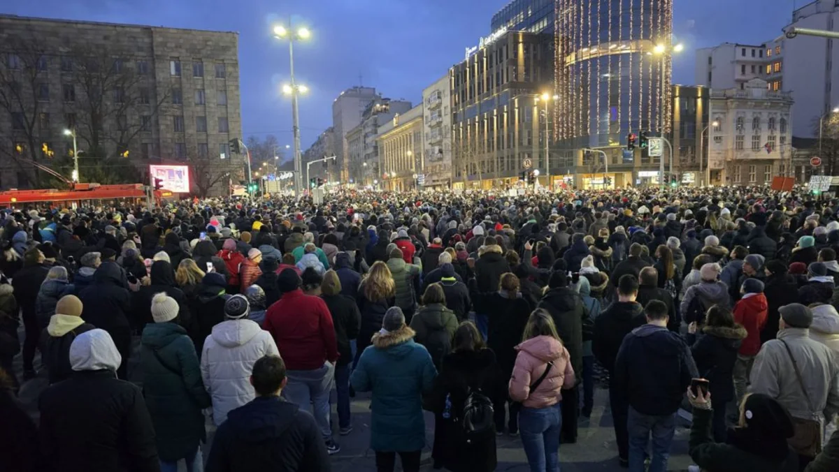 МВД Сербии: Протестующие в Белграде неоднократно нападали на полицию