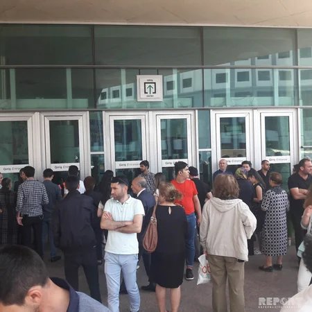 В бакинском метро женщина бросилась под поезд