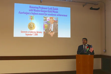 Kaliforniyanın Berkli Universitetində azərbaycanlı professor Lütfi Zadəyə Azərbaycan medalı təqdim olunub