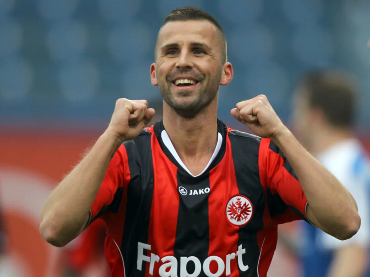 Almaniya klubu xərçəngdən əziyyət çəkən futbolçusu ilə müqaviləni uzadıb