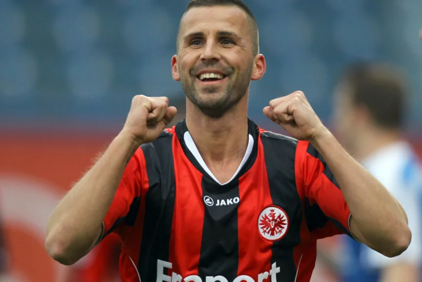 Almaniya klubu xərçəngdən əziyyət çəkən futbolçusu ilə müqaviləni uzadıb