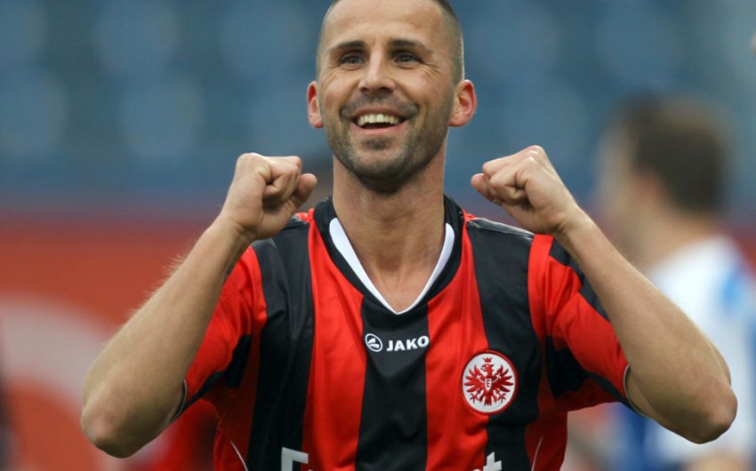 Almaniya klubu xərçəngdən əziyyət çəkən futbolçusu ilə müqaviləni uzadıb