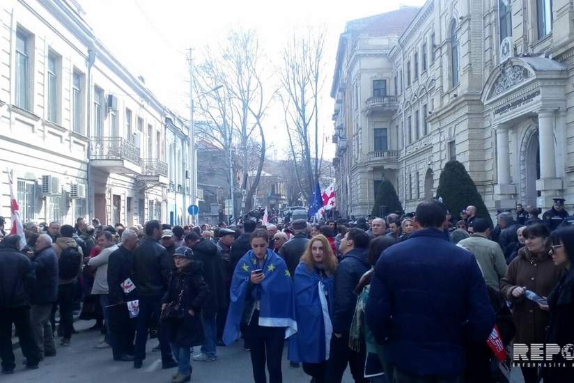 Перед зданием Верховного суда в Тбилиси проходит акция протеста