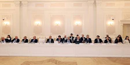 Vəzifəli şəxsin qərarına qanunsuz təsir göstərmə cinayəti ilə bağlı müzakirələr aparılıb