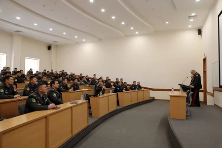 Azərbaycanla Özbəkistan arasında hərbi təhsil sahəsində əməkdaşlıq müzakirə olunub