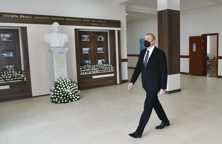Prezident Bakıda yeni tikilən iki məktəbdə yaradılan şəraitlə tanış olub