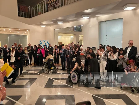 Bakıda fiziki məhdudiyyətli insanlar üçün xüsusi moda nümayişi keçirilib