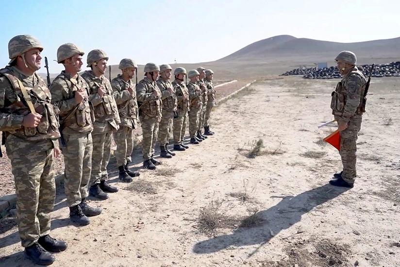 Hərbi vəzifəlilər atıcı silahlardan praktiki atışlar icra ediblər