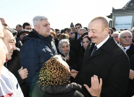 Prezident Sumqayıtın dənizkənarı bulvarında şəhərin sakinləri ilə görüşüb