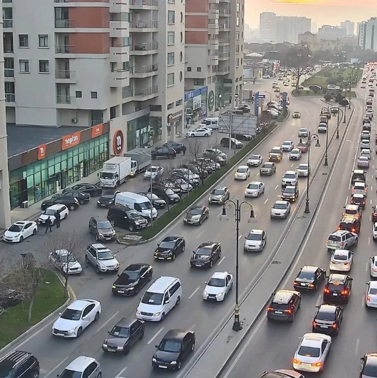 Bakının bir sıra yollarında nəqliyyatın sıxlığı yaranıb