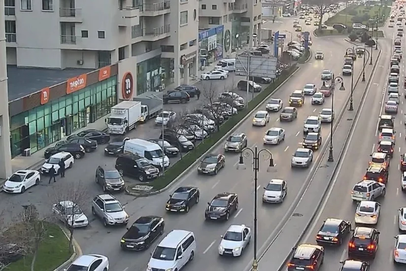Bakının bir sıra yollarında nəqliyyatın sıxlığı yaranıb
