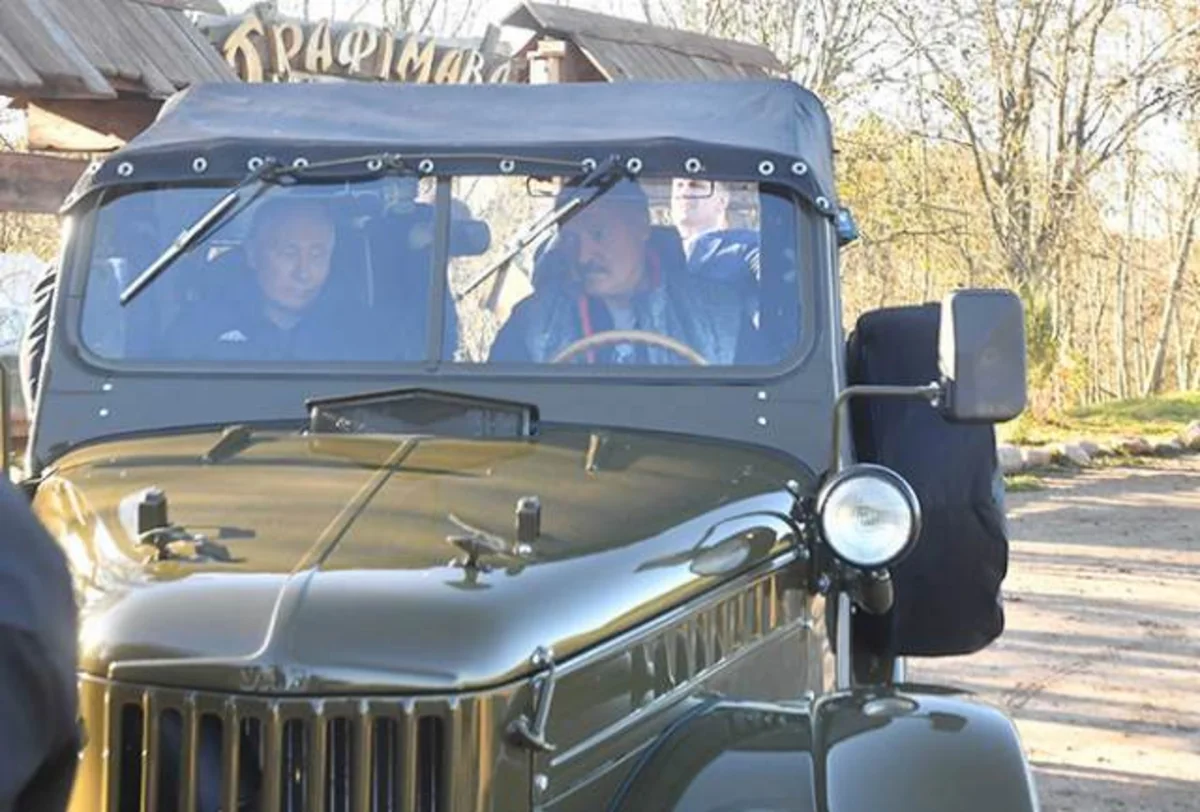 Лукашенко прокатил Путина на ГАЗ-69 и угостил драниками