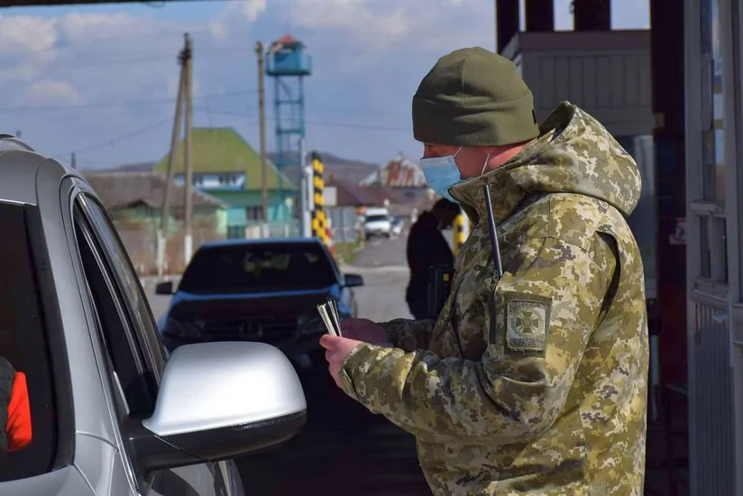 В Украине планируют рассмотреть вопрос выдачи разрешений мужчинам на выезд за границу