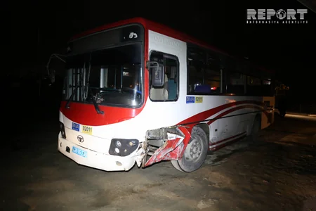 Bakıda minik maşını ilə avtobus toqquşub, yaralanan var - FOTO - VİDEO - YENİLƏNİB