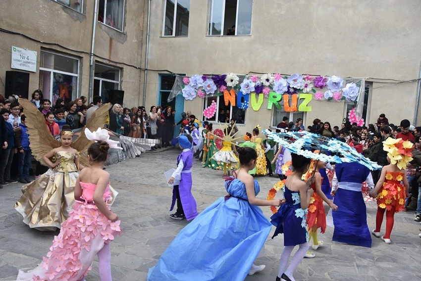 Gürcüstanda nazir müavini azərbaycanlı məktəblilərin Novruz şənliyinə qatılıb