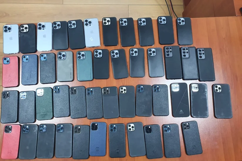 İstanbuldan Bakıya gələn ölkə vətəndaşından 47 ədəd mobil telefon götürülüb
