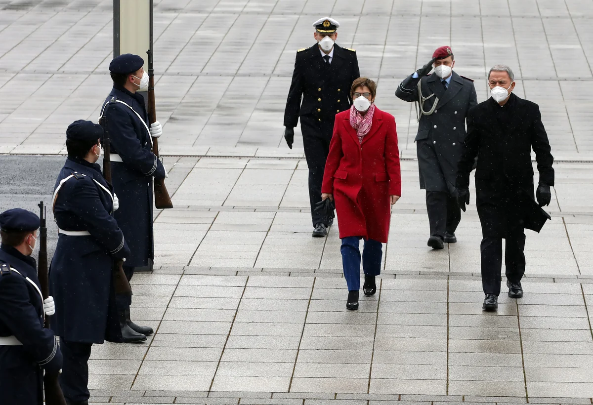 Hulusi Akar Almaniyanın müdafiə naziri ilə görüşüb