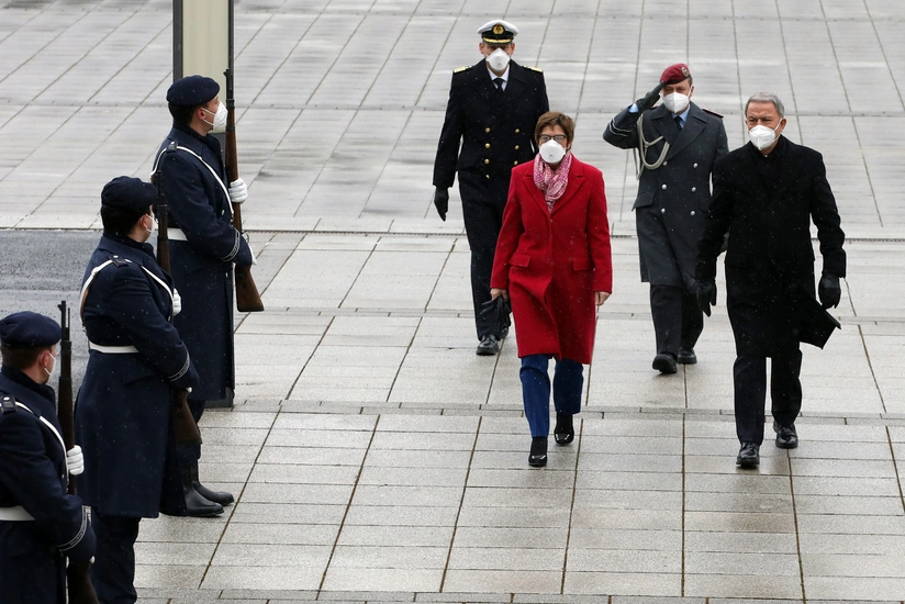 Hulusi Akar Almaniyanın müdafiə naziri ilə görüşüb