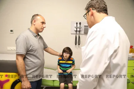 Израильские педиатры проводят обследование детей в Азербайджане