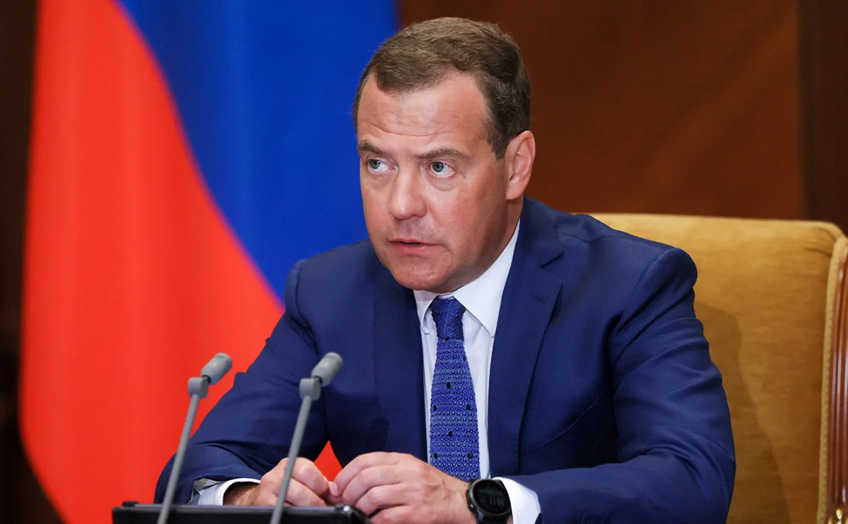 Медведев: В Армении правящая партия показала себя с крайне слабой стороны