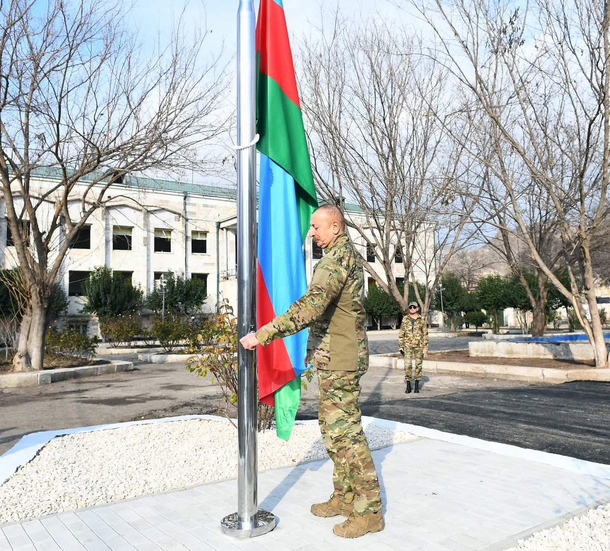 Dövlət başçısı azad edilmiş ərazilərdə Azərbaycan bayrağını ucaltdı