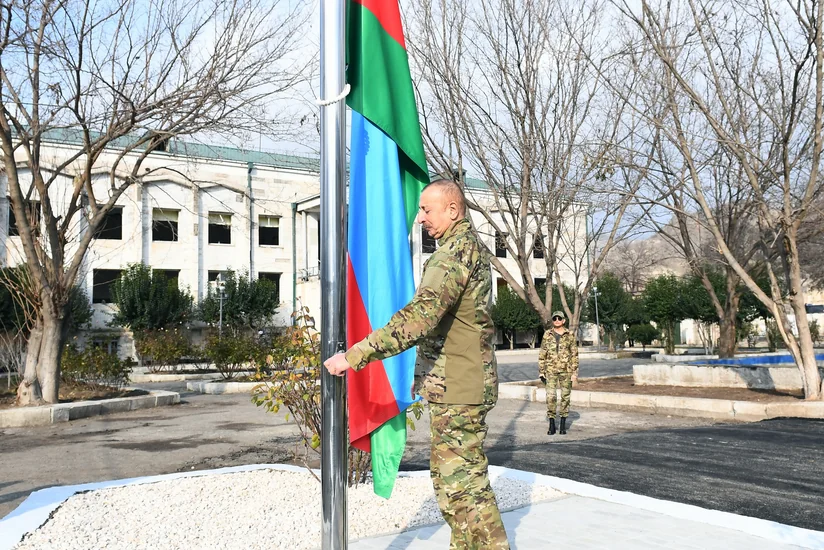 Dövlət başçısı azad edilmiş ərazilərdə Azərbaycan bayrağını ucaltdı