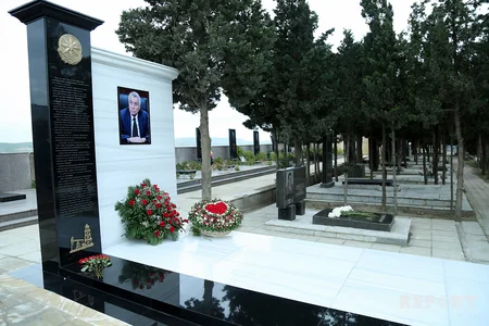 SOCAR rəhbərliyi Natiq Əliyevin məzarını ziyarət edib