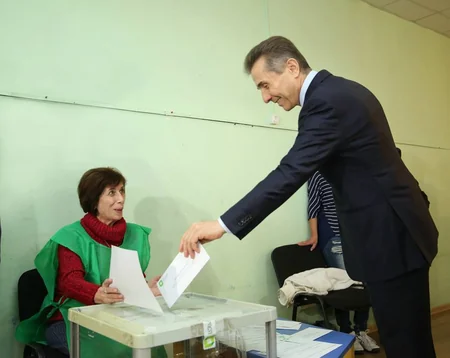 Bidzina İvanişvili: Gürcüstanda prezident seçkilərinin ikinci turunun keçirilməsi ehtimalı azdır - FOTO