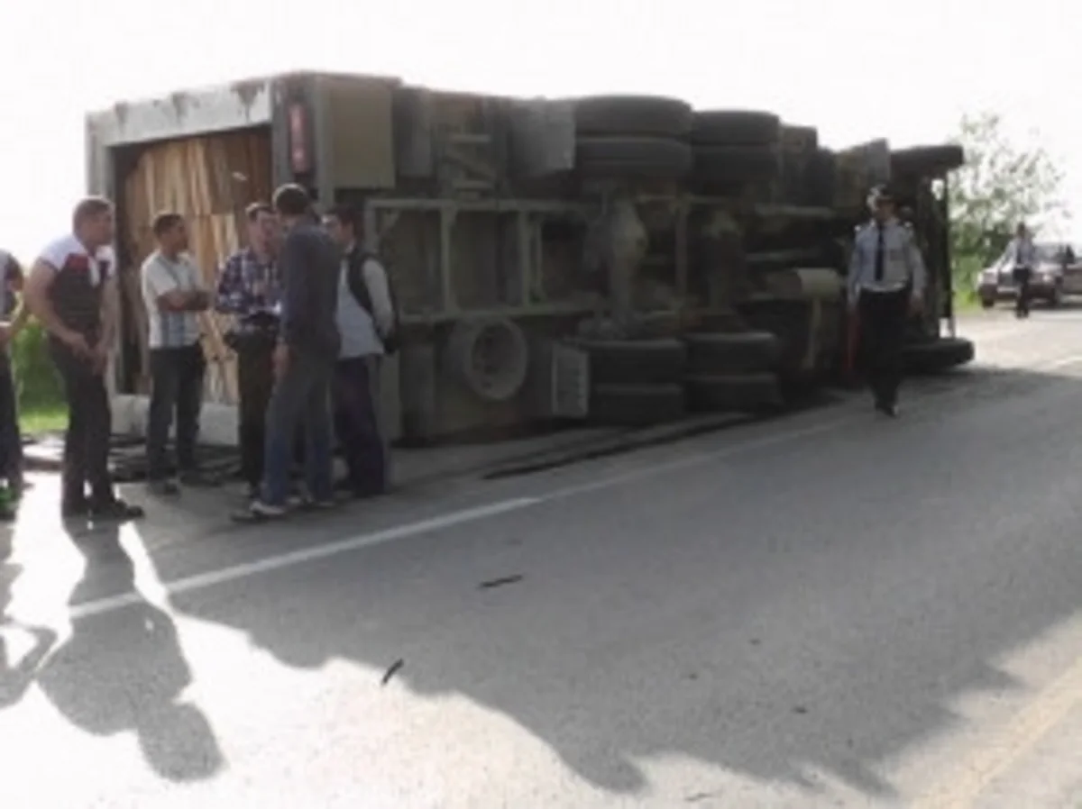Zaqatalada yük dolu Kamaz aşıb
