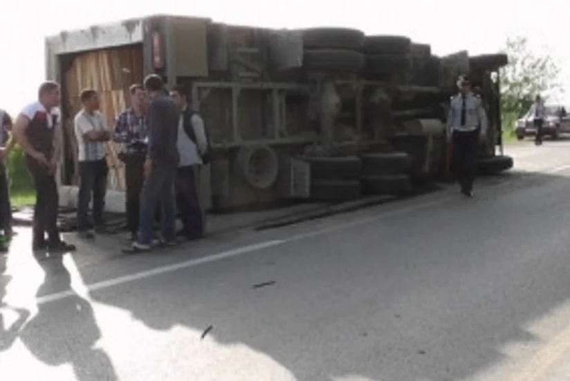 Zaqatalada yük dolu Kamaz aşıb