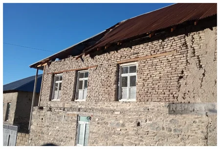 Güclü külək Oğuzda yaşayış binalarının və fərdi evlərin dam örtüyünü uçurub