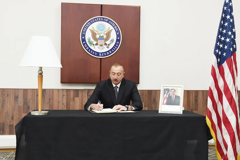 Президент Ильхам Алиев посетил посольство США и выразил соболезнование в связи с кончиной  Джорджа Буша