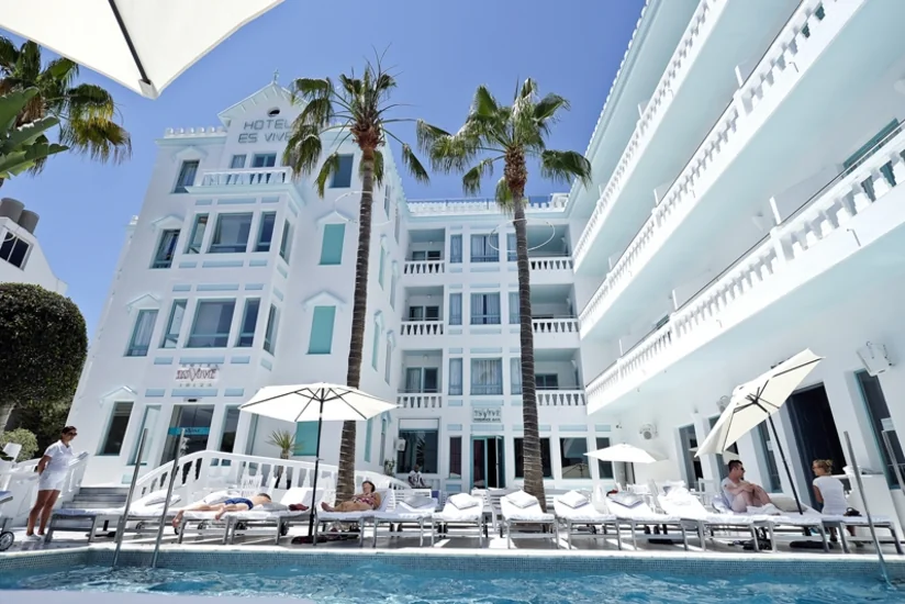 Lionel Messi İbitsada otel alıb