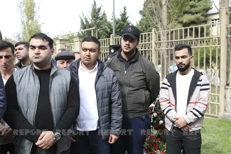 Ailəsi ilə danışdıqdan 40 dəqiqə sonra şəhid olan hərbçinin xatirə lövhəsi açılıb