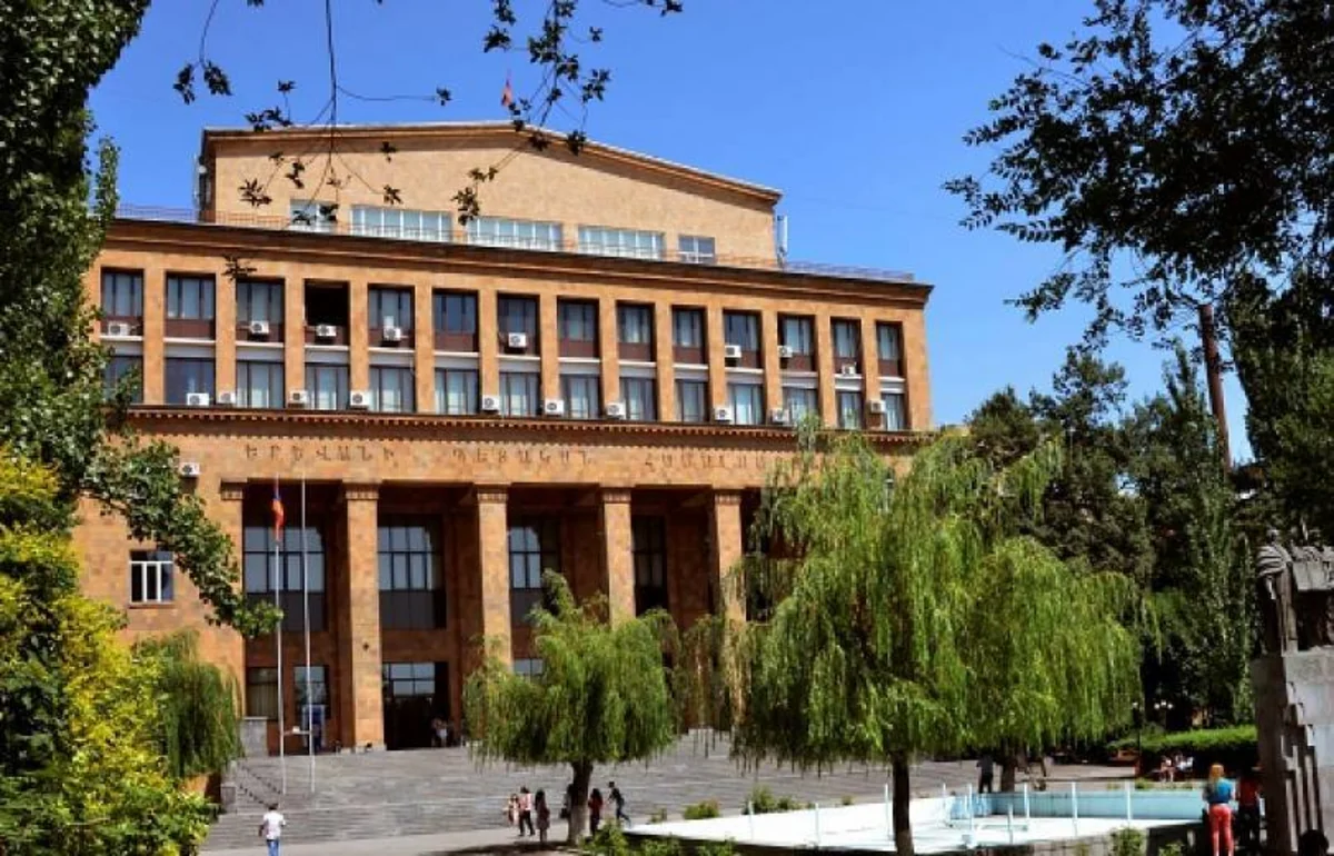 Yerevanda Dövlət Universitetinin tələbələri rektorun istefasını tələb edirlər
