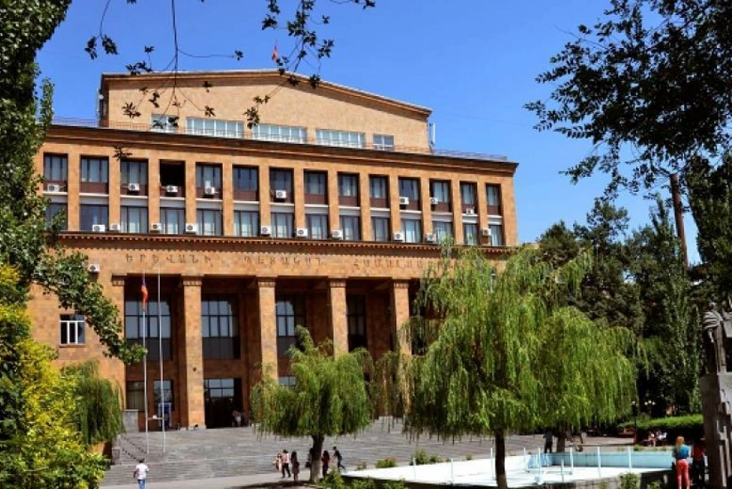 Yerevanda Dövlət Universitetinin tələbələri rektorun istefasını tələb edirlər