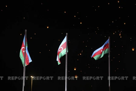 Vətən Müharibəsi Memorial Kompleksi ərazisində xüsusi şüalarla Zəfər tağı simvolizə edilib, səmaya işıq fənərləri buraxılıb
