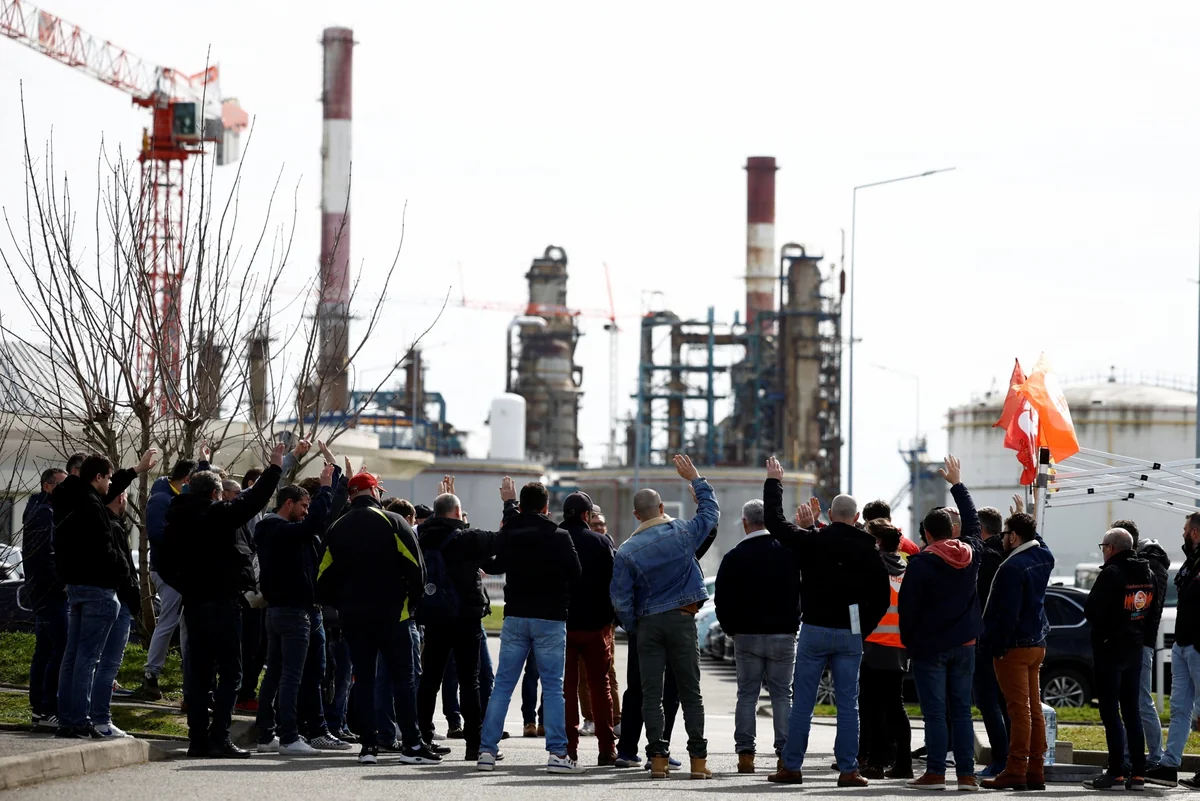 Energy workers in France to go on strike due to low wages