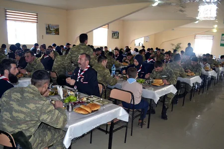 Skautlar cəbhə bölgəsində xidmət edən əsgərlərlə görüşüblər
