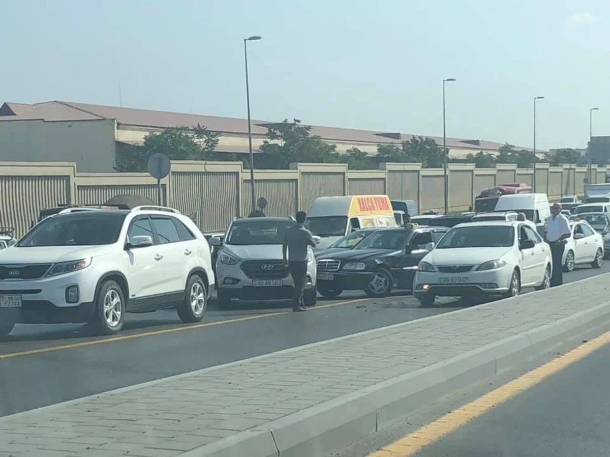 Bakının Ziya Bünyadov prospektində yol qəzası baş verib