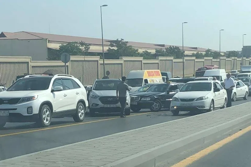 Bakının Ziya Bünyadov prospektində yol qəzası baş verib