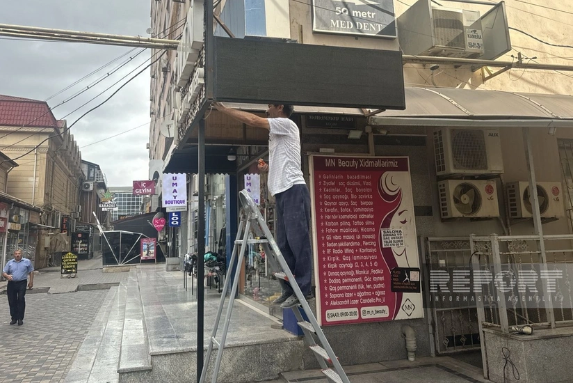 Bakıda qeyri-etik reklam mətni olan elektron lövhə yığışdırılıb