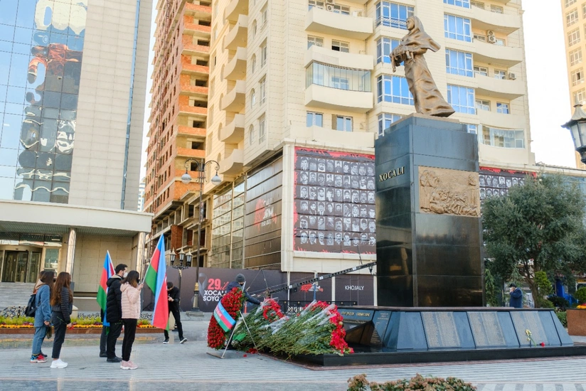 Gənclər təşkilatları “Ana harayı” abidəsini ziyarət edib