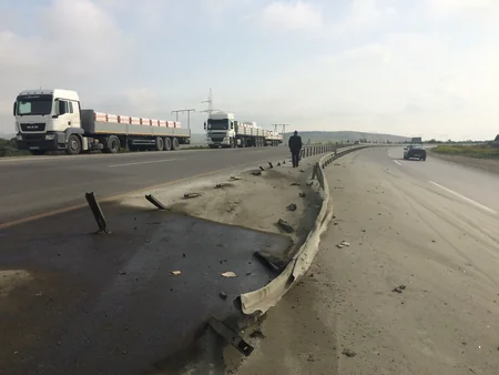 Hacıqabulda yol qəzası baş verib, yol təsərrüfatına ziyan dəyib