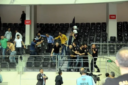 ​Fənərbağça - Qalatasaray matçından öncə azarkeşlər arasında toqquşma baş verib