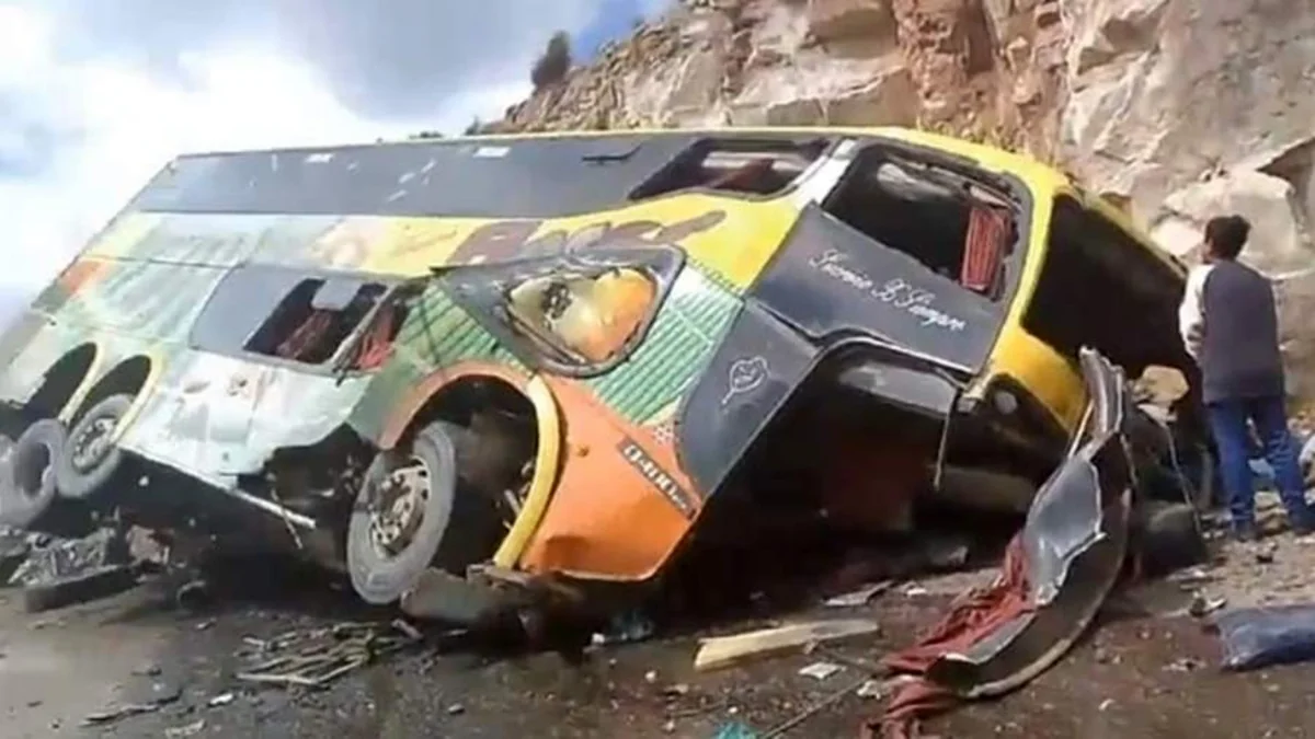 Boliviyada avtobus qəzasında 13 nəfər ölüb, onlarla sərnişin yaralanıb