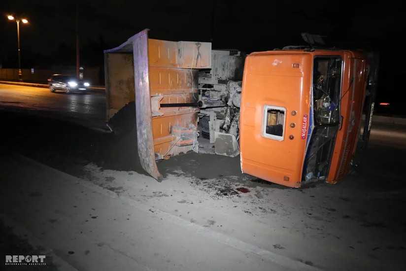 Bakıda Kamazın aşması nəticəsində qum Nobel prospektinə və dəmiryoluna dağılıb - FOTO - VİDEO